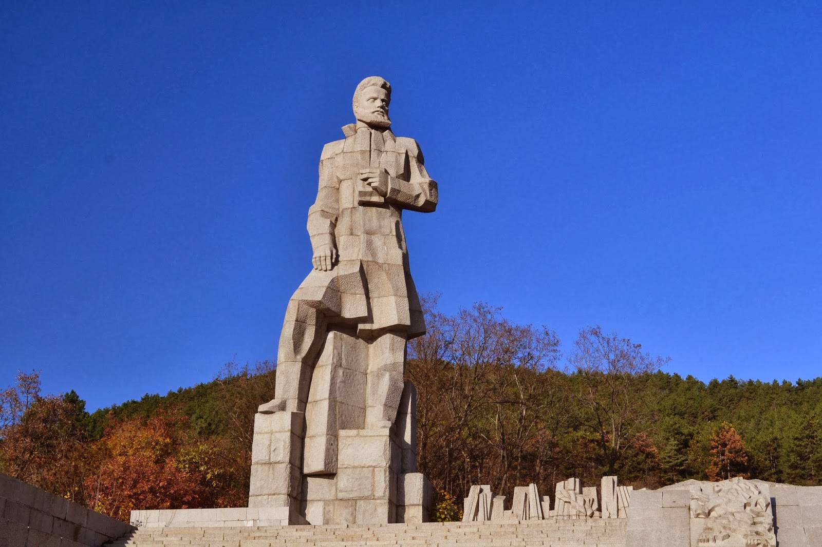 Паметникът на Христо Ботев в Калофер